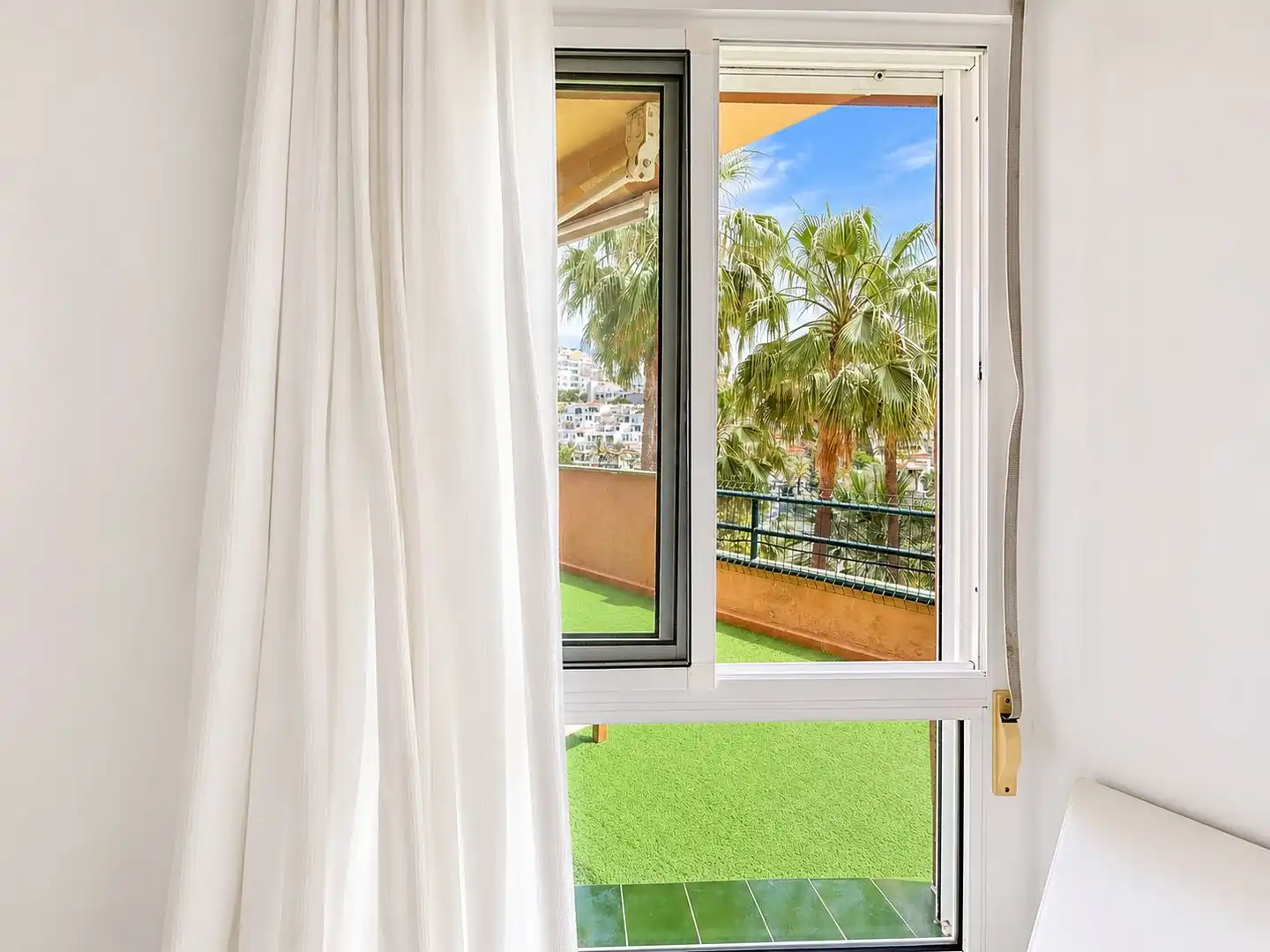 Dormitori de Apartament en venda en Benalmádena amb Jardí privat i Piscina comunitària