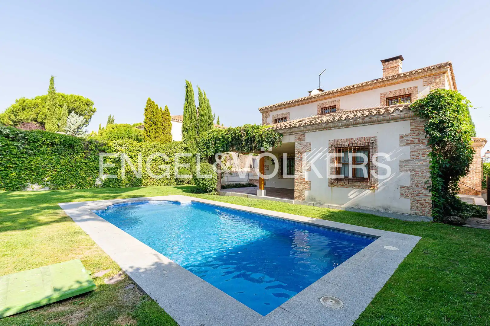 Piscina de Casa o chalet de alquiler en Madrid con Aire acondicionado, Calefacción y Jardín privado