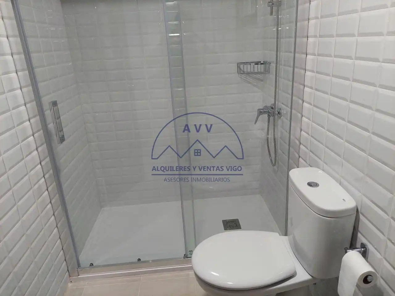 Baño de Piso de alquiler en Vigo  con Calefacción, Parquet y Terraza
