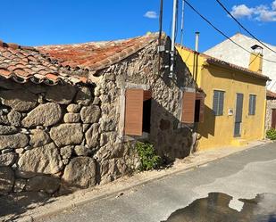 Vista exterior de Casa adosada en venda en Solosancho amb Traster