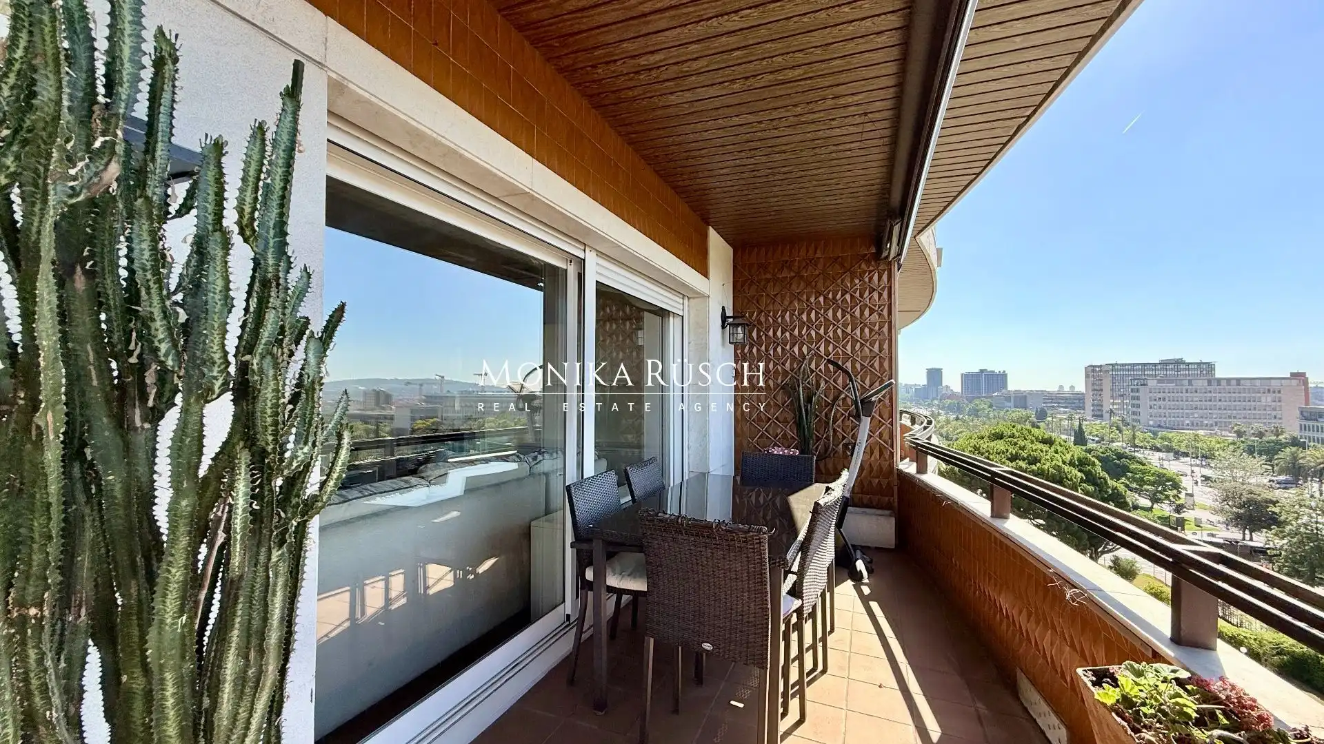 Vista exterior de Piso en venta en Barcelona con Calefacción, Terraza y Trastero