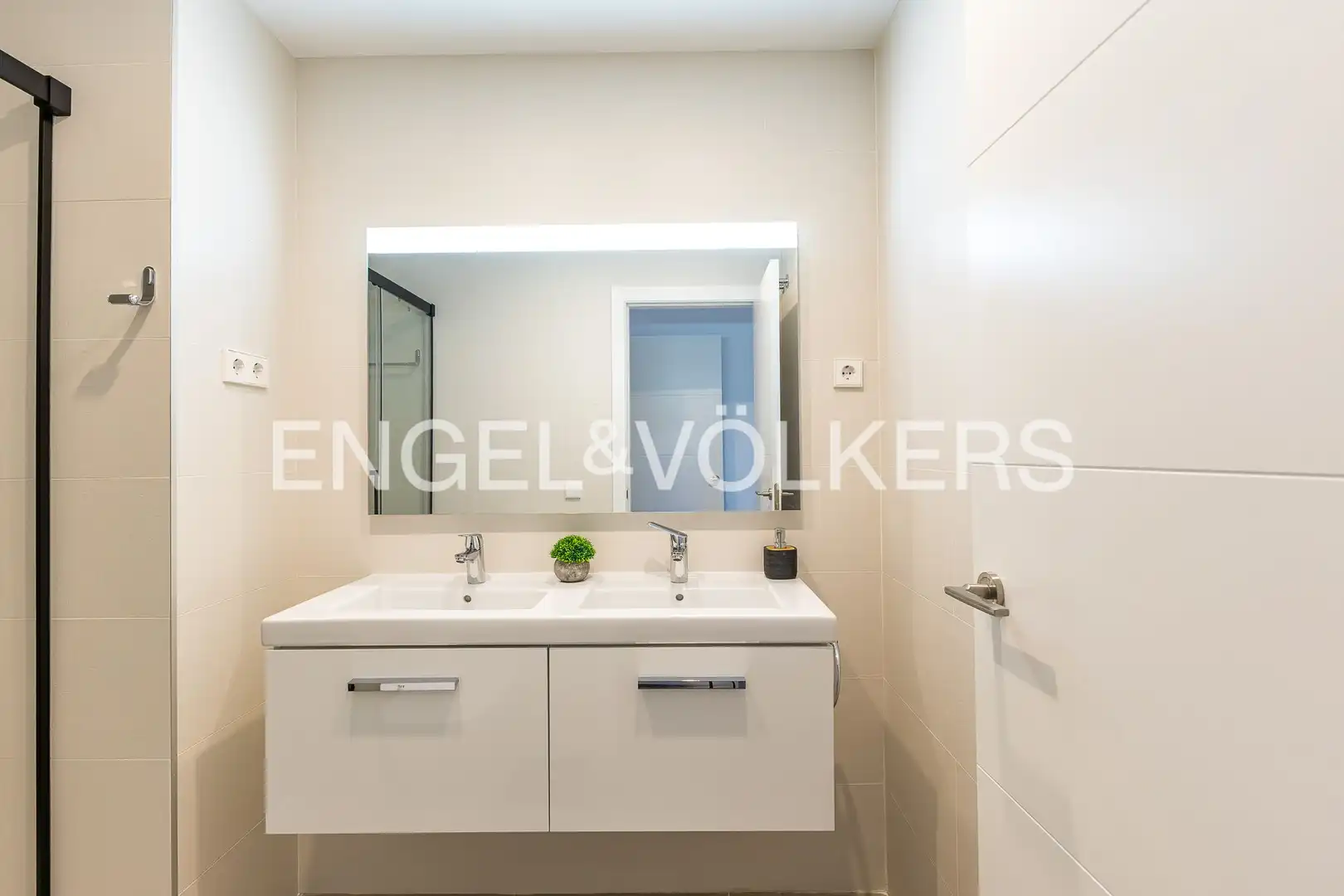 Bathroom of Flat for sale in L'Hospitalet de Llobregat  with Air Conditioner, Heating and Parquet flooring