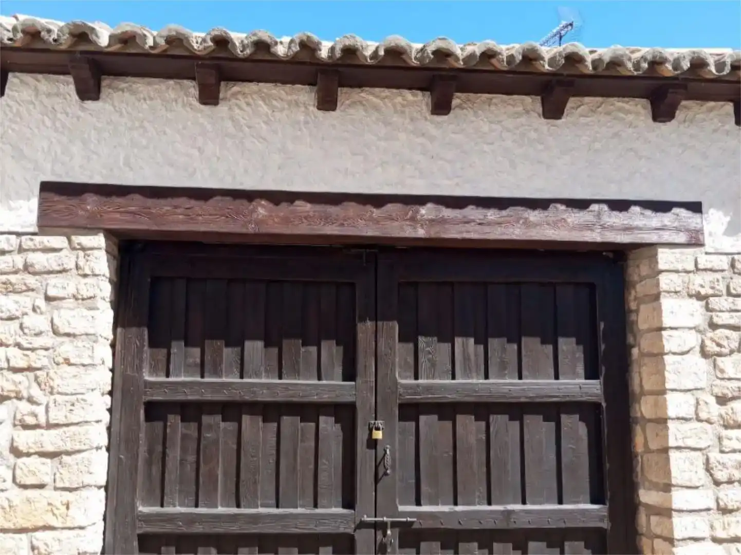 Vista exterior de Casa adosada en venda en Cubillas de Santa Marta amb Jardí privat, Traster i Moblat