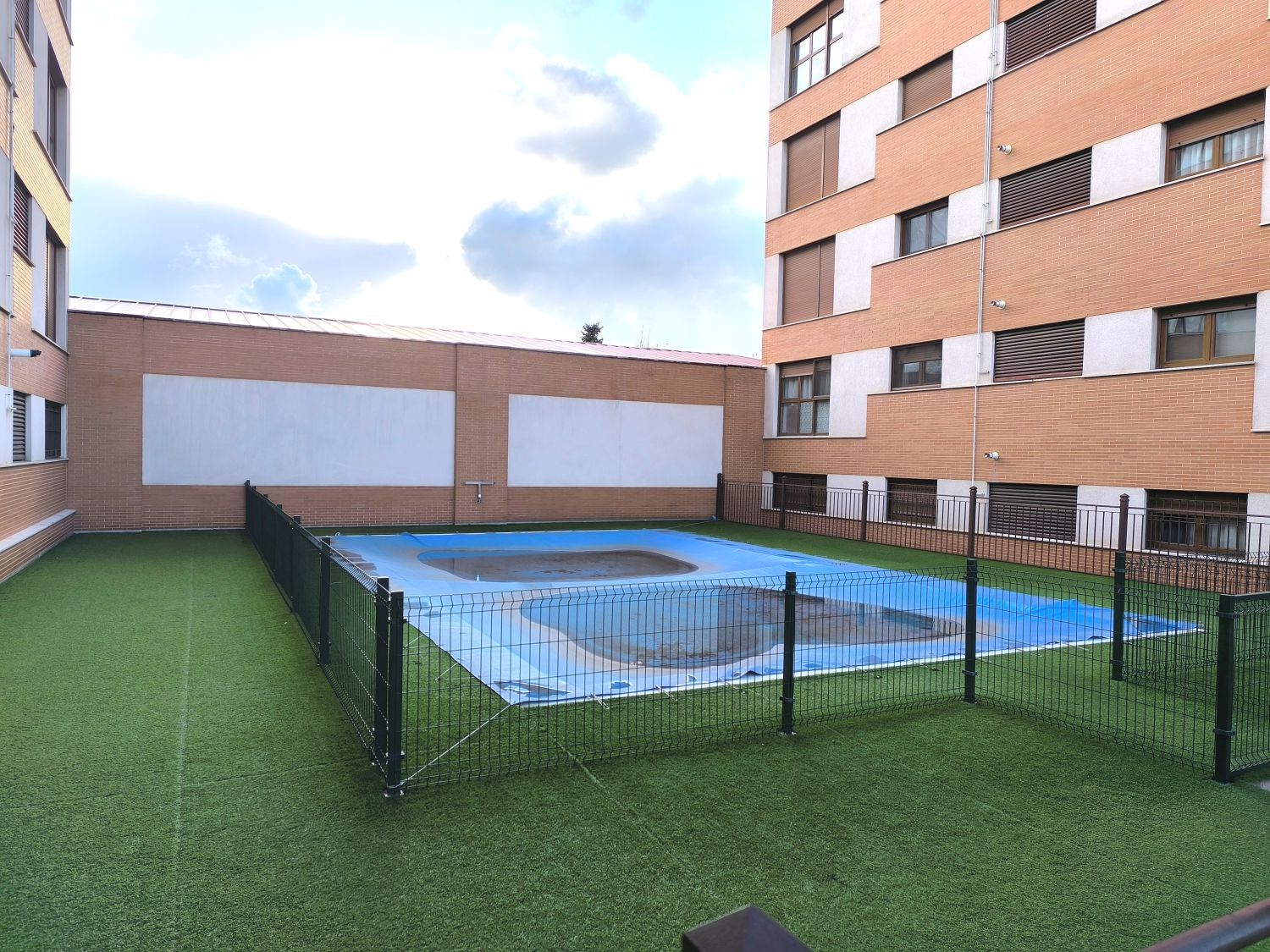 Piscina de Apartament en venda en Ciudad Real Capital amb Calefacció, Parquet i Traster