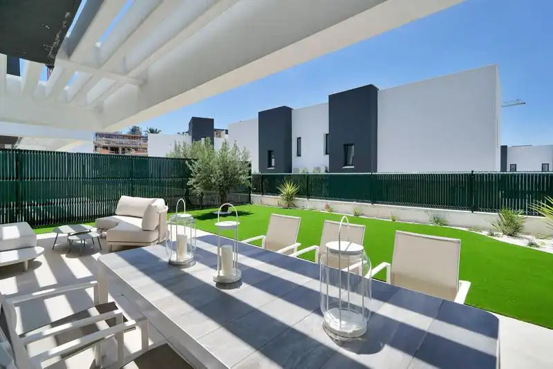 Terraza de Casa adosada de alquiler en Estepona con Aire acondicionado, Jardín privado y Terraza