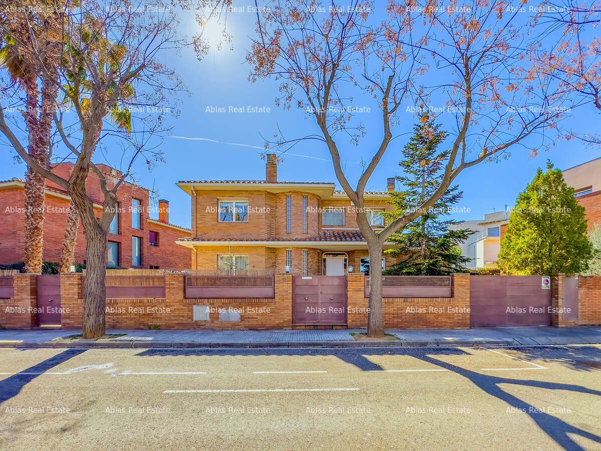 Vista exterior de Casa o xalet en venda en Sant Cugat del Vallès amb Aire condicionat, Jardí privat i Terrassa