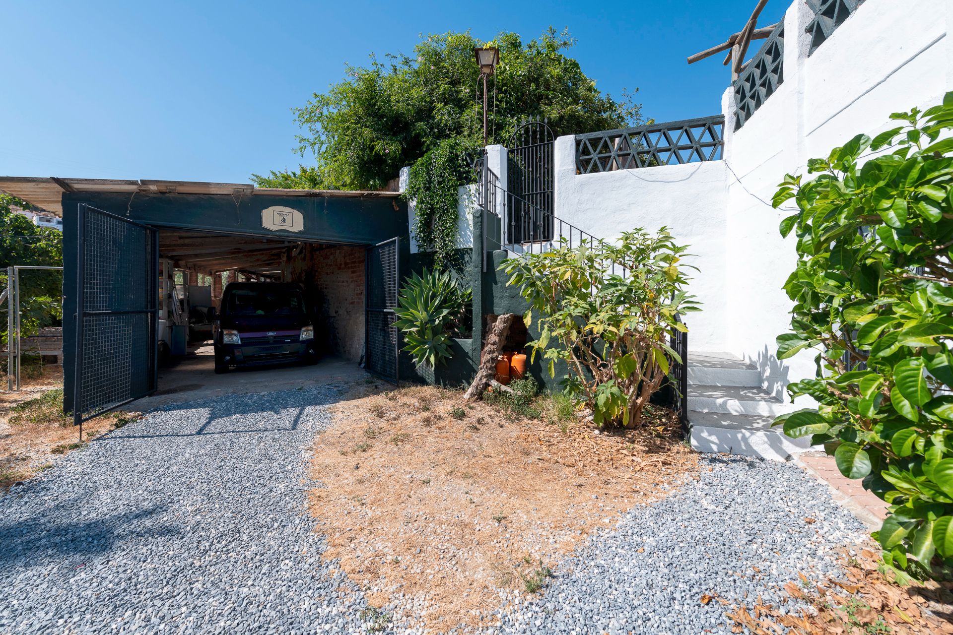 Vista exterior de Casa o xalet en venda en Vélez-Málaga amb Jardí privat, Terrassa i Piscina