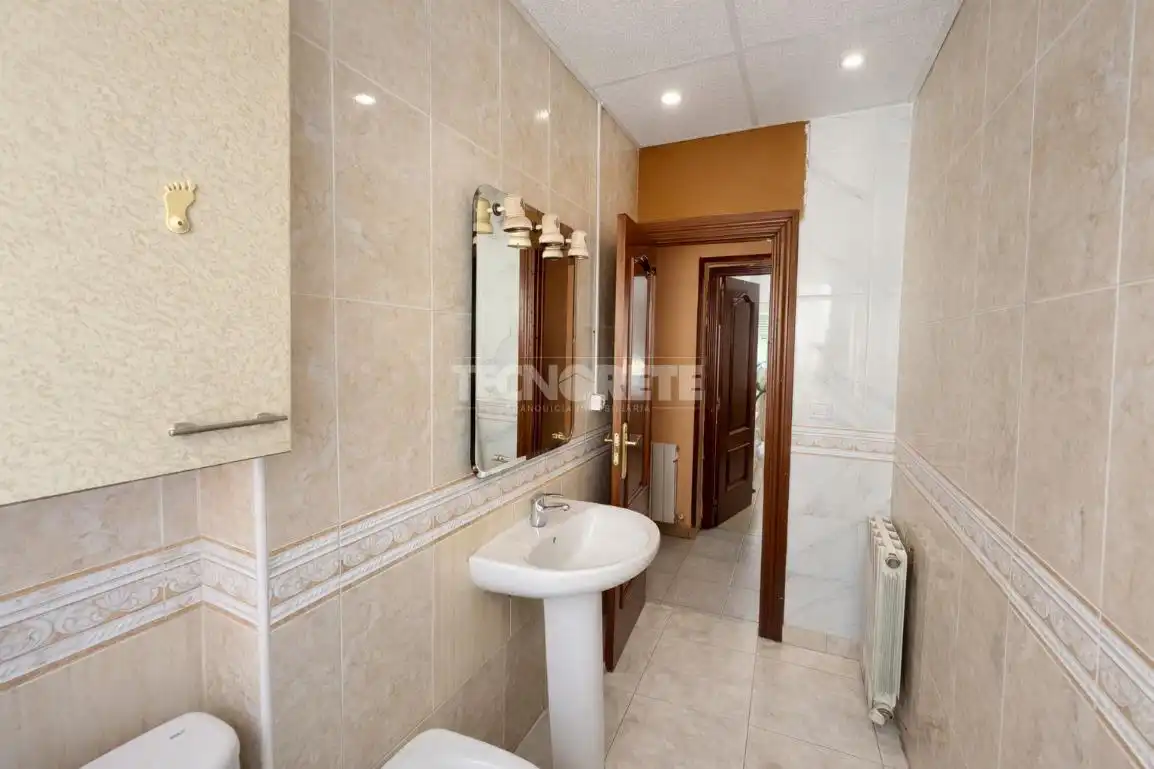Bathroom of Flat for sale in Madrid  with Air Conditioner, Heating and Terrace
