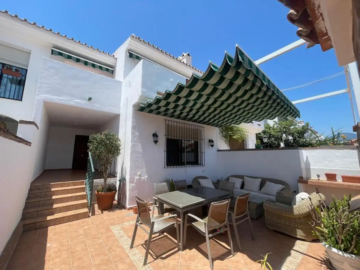 Vista exterior de Casa adosada de lloguer en Marbella amb Aire condicionat, Terrassa i Moblat