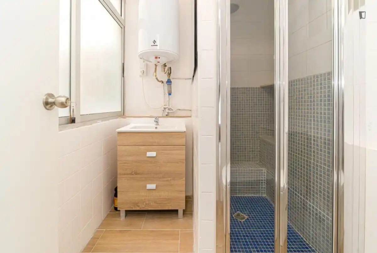 Baño de Apartamento para compartir en Elche / Elx con Amueblado, Lavadora y Microondas