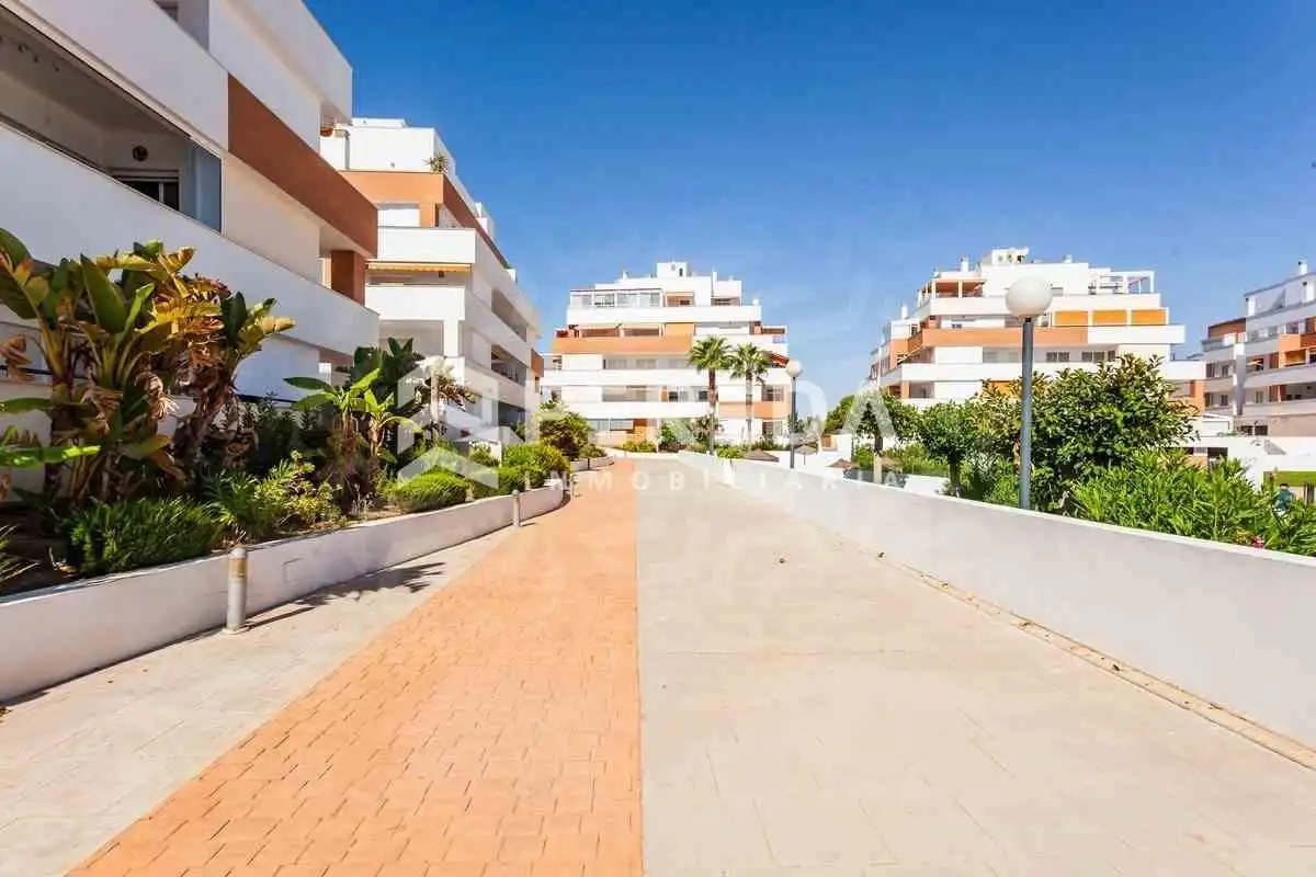 Vista exterior de Apartament en venda en Roquetas de Mar amb Aire condicionat, Jardí privat i Terrassa