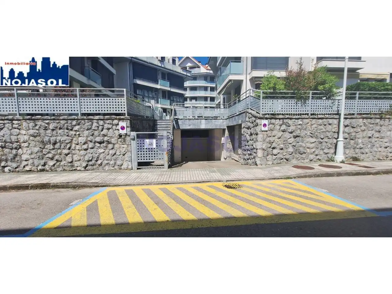 Parkplatz von Dachboden zur Miete in Noja mit Heizung, Terrasse und Abstellraum