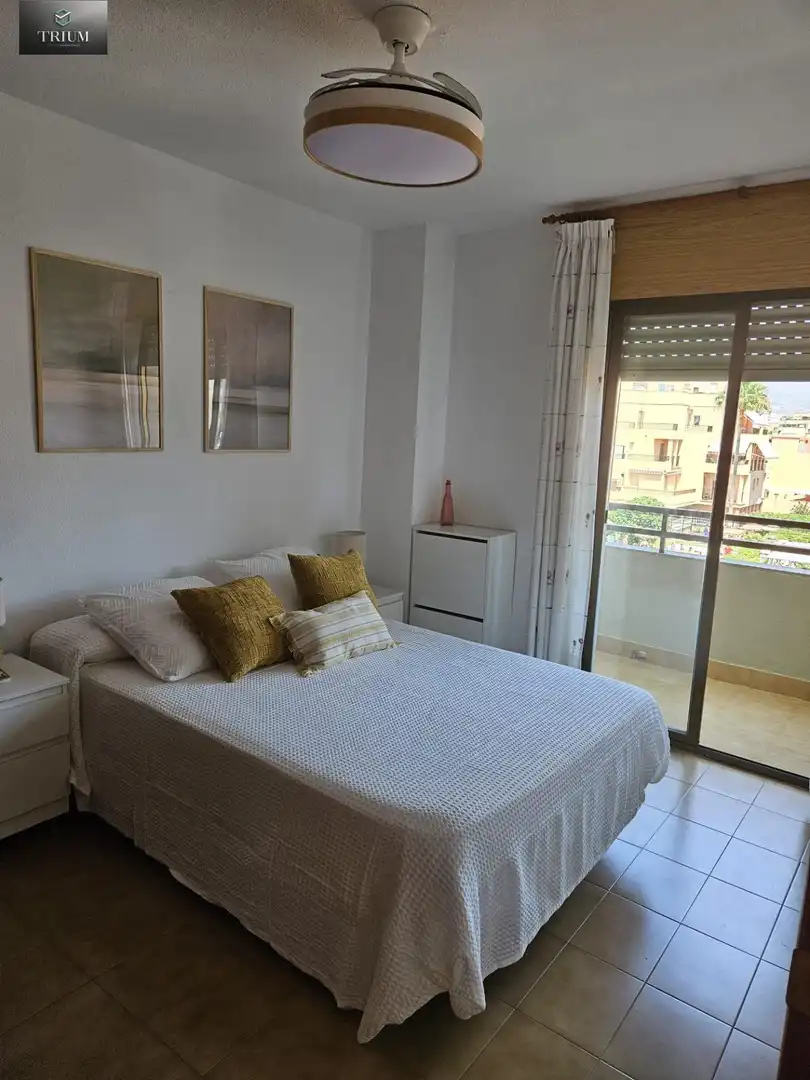 Dormitori de Apartament de lloguer en Salobreña amb Aire condicionat, Moblat i Balcó