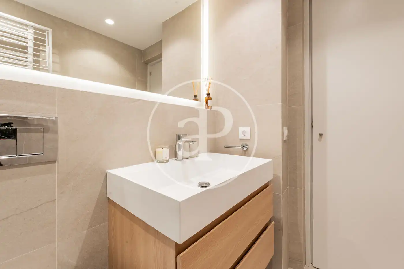 Bathroom of Flat for sale in Madrid  with Air Conditioner and Heating