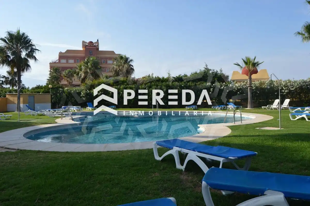 Piscina de Apartamento en venta en Roquetas de Mar ciudad