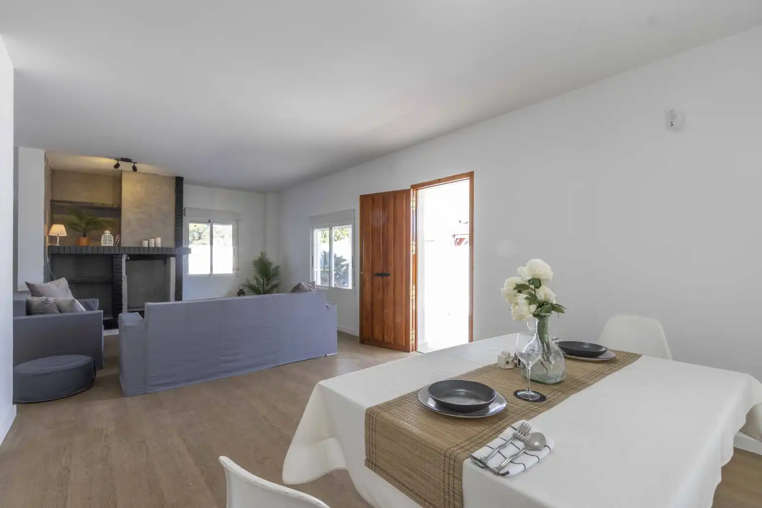 Menjador de Casa o xalet en venda en La Pobla de Vallbona amb Jardí privat i Piscina