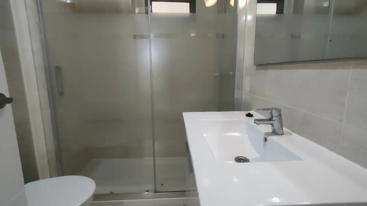 Baño de Apartamento en venta en Benidorm con Aire acondicionado, Amueblado y Piscina comunitaria