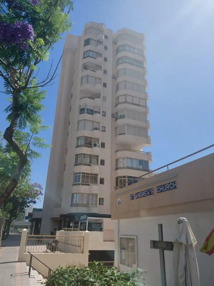 Vista exterior de Pis en venda en Fuengirola amb Terrassa, Alarma i Piscina comunitària