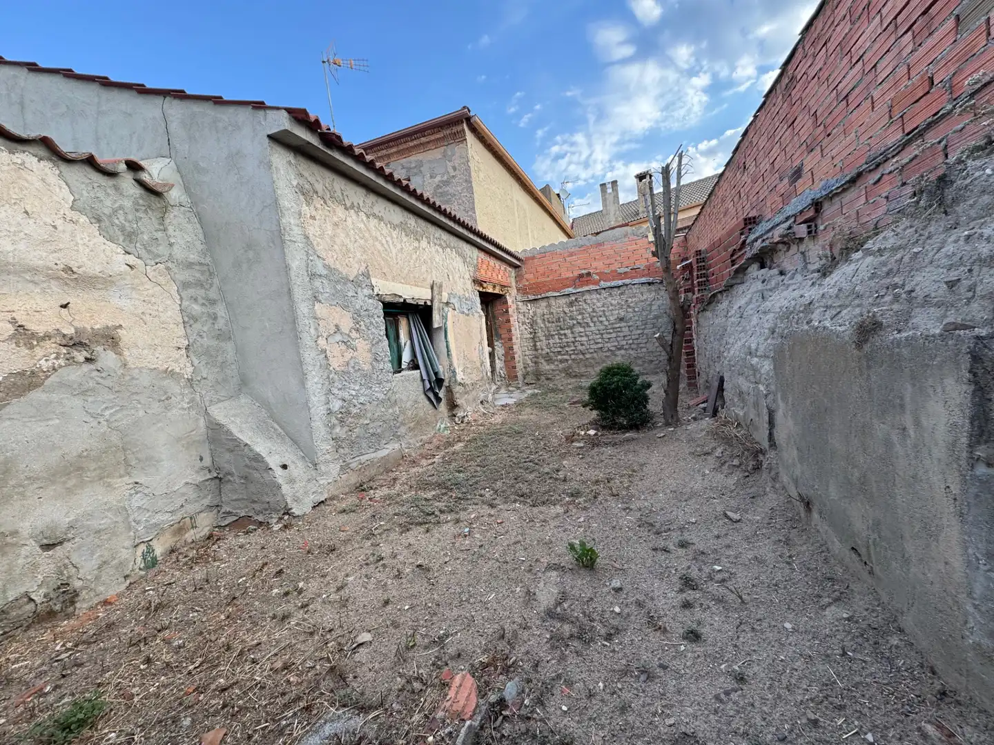 Vista exterior de Finca rústica en venda en Muñopedro amb Jardí privat, Traster i Moblat