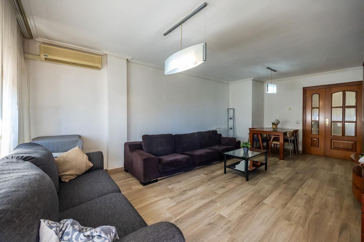 Living room of Flat for sale in Sabadell  with Heating, Parquet flooring and Storage room