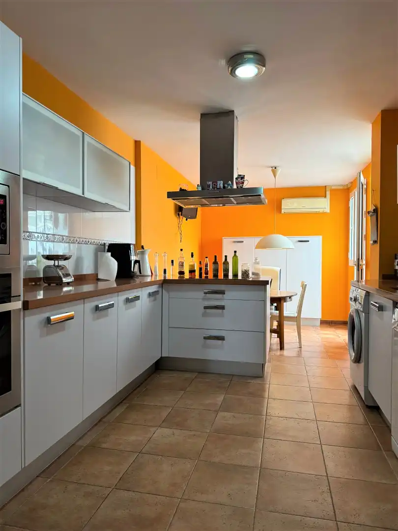 Küche von Einfamilien-Reihenhaus zum Verkauf in Dos Hermanas mit Klimaanlage, Möbliert und Ofen