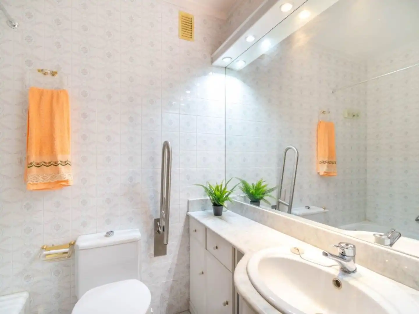 Bathroom of Flat for sale in  Pamplona / Iruña  with Heating and Storage room