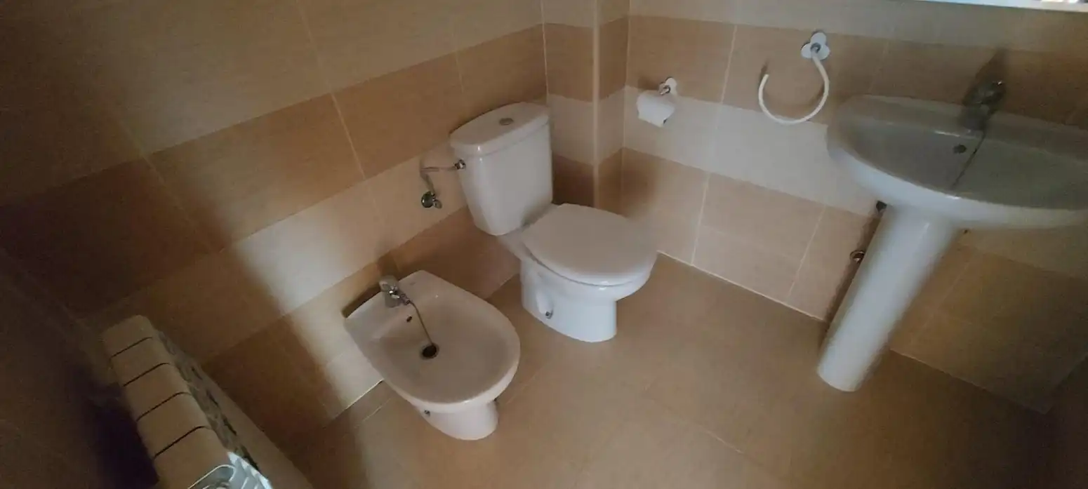 Badezimmer von Einfamilien-Reihenhaus zum Verkauf in Montalbo mit Heizung, Terrasse und Balkon