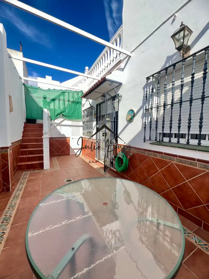 Vista exterior de Casa o xalet en venda en Villamanrique de la Condesa amb Aire condicionat, Traster i Moblat