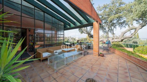 Se presenta una villa de estilo tradicional que se sitúa en una de las mejores parcelas de la urbanización. El chalet destaca por, image 2