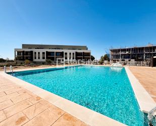 Swimming pool of Planta baja for sale in Vilanova i la Geltrú  with Air Conditioner, Heating and Private garden