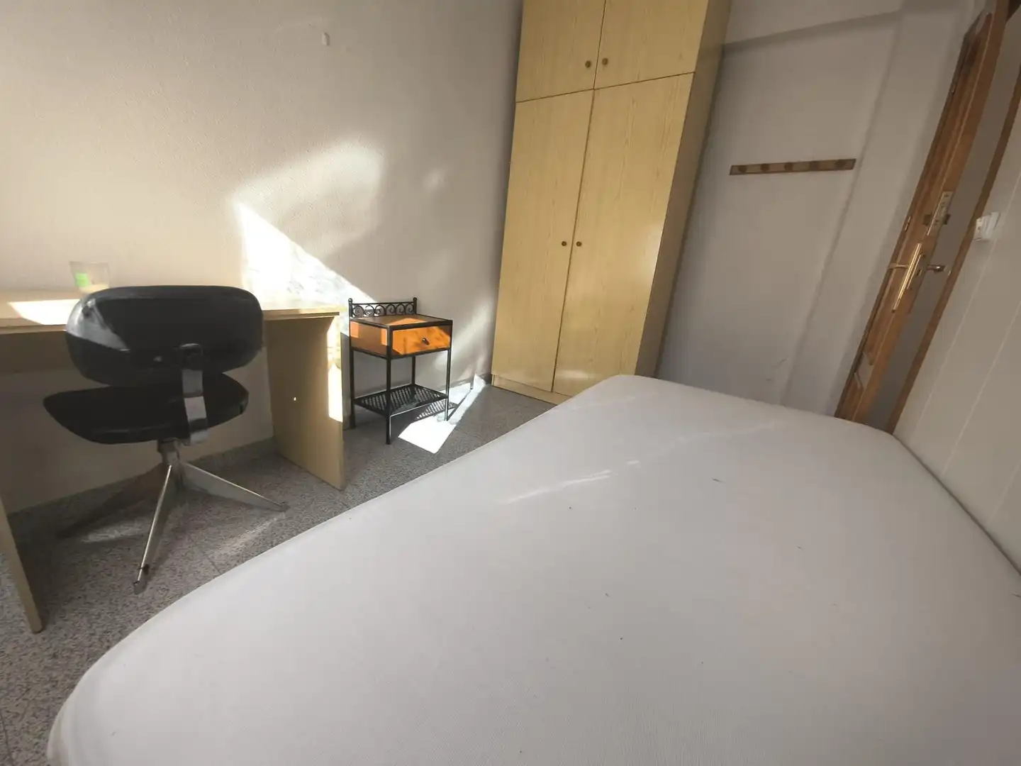 Dormitori de Pis de lloguer en Granada amb Terrassa i Moblat