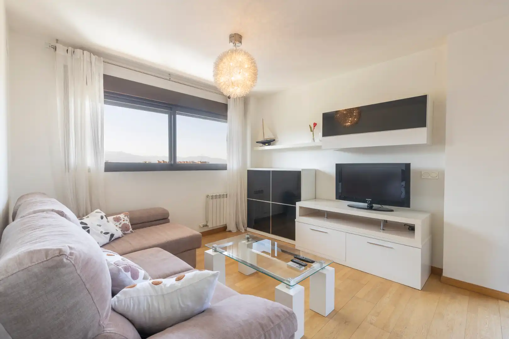 Living room of Flat for rent in Granada  with Air Conditioner, Heating and Parquet flooring