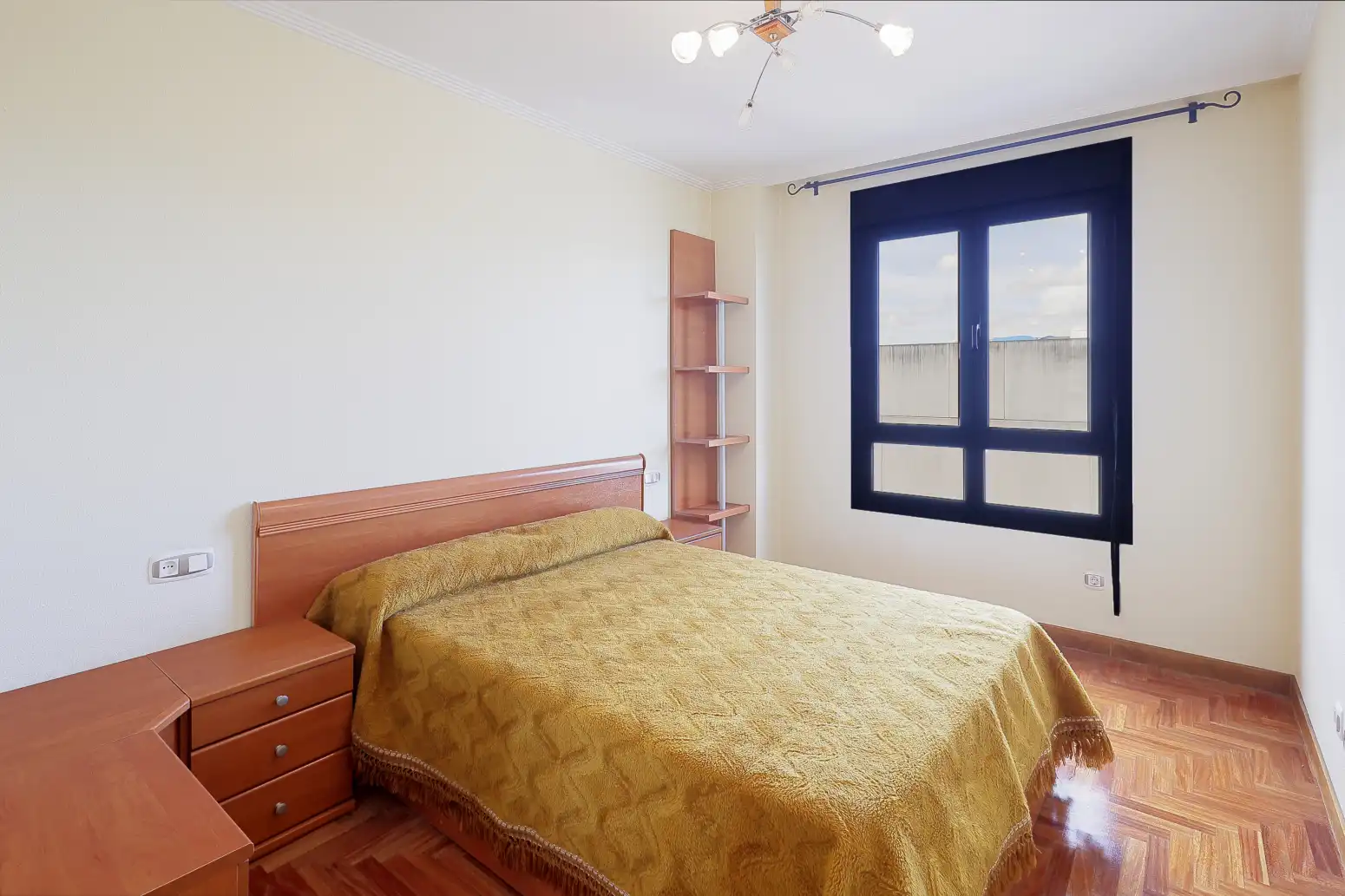 Habitación de Piso en venta en Gijón  con Calefacción, Parquet y Trastero