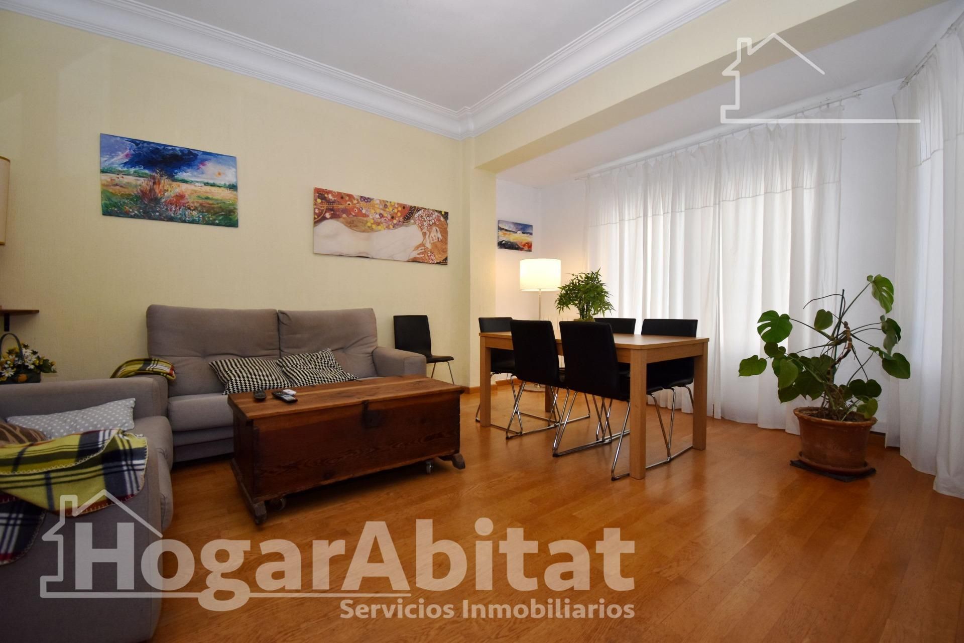 Sala d'estar de Pis en venda en Castellón de la Plana / Castelló de la Plana amb Calefacció, Parquet i Traster
