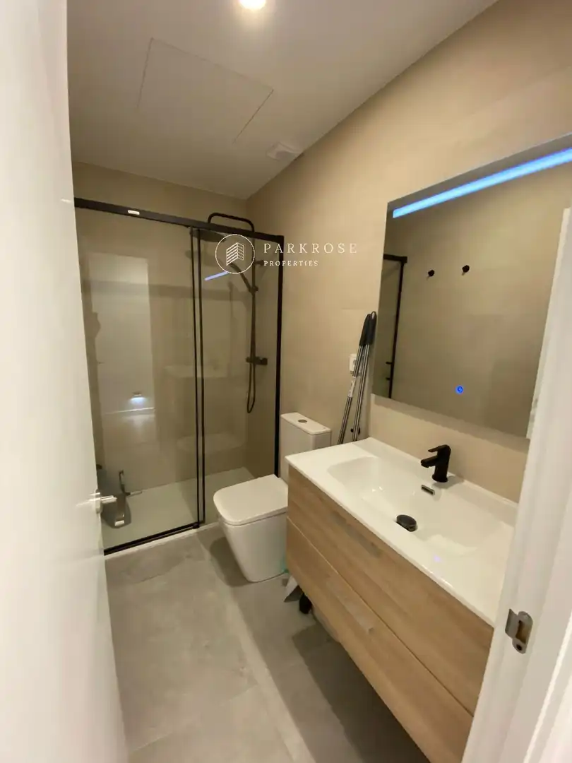 Baño de Piso de alquiler en Barcelona con Aire acondicionado y Terraza