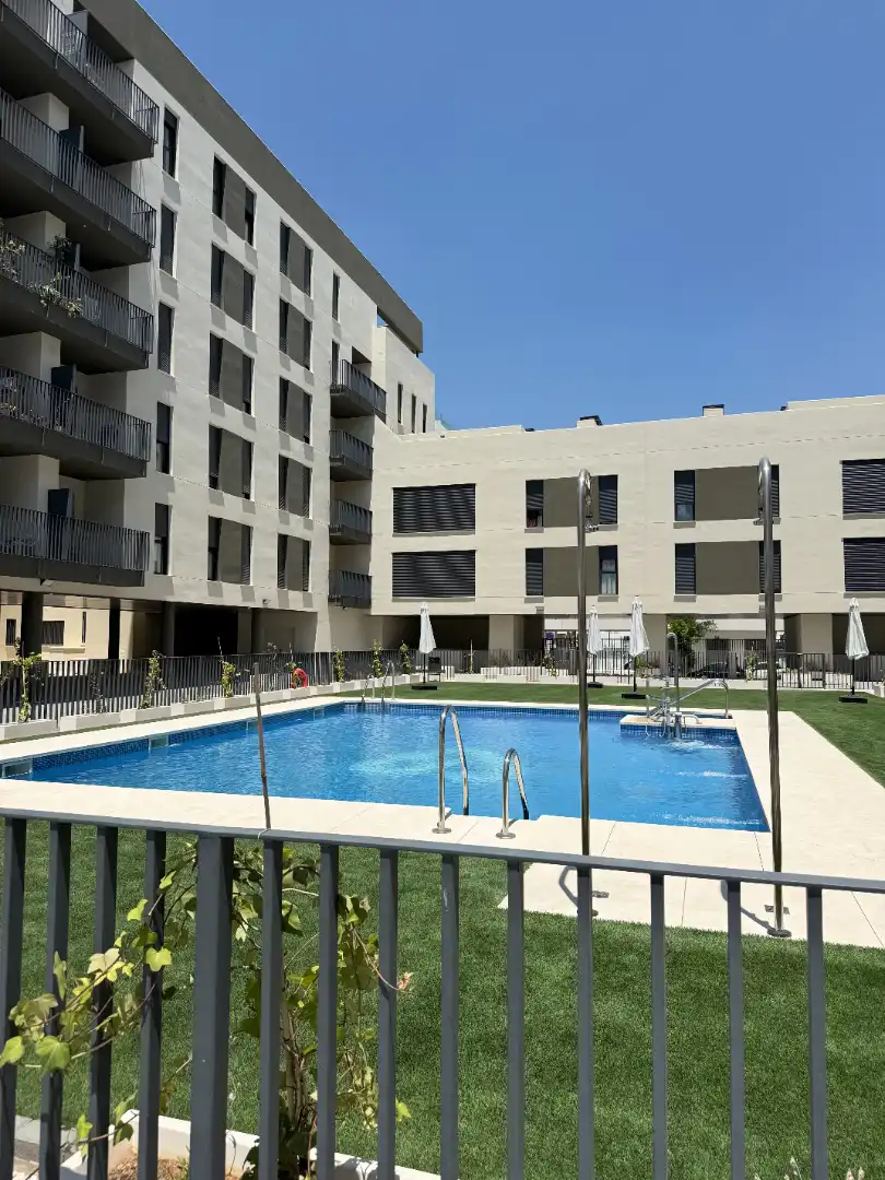 Piscina de Pis de lloguer en Sevilla amb Aire condicionat, Calefacció i Terrassa