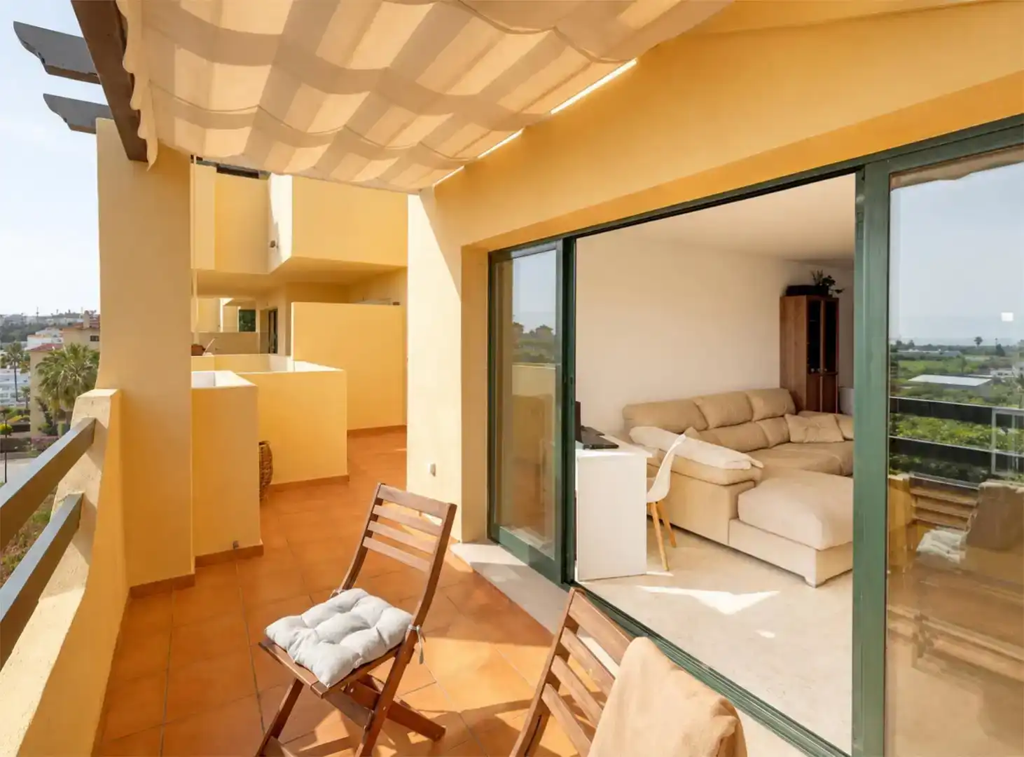 Sala de estar de Dúplex en venta en Estepona con Piscina