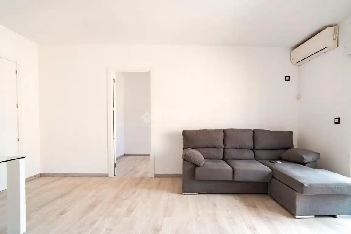 Living room of Flat for sale in Granada  with Air Conditioner, Heating and Terrace