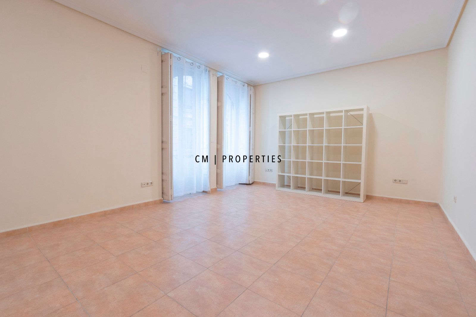 Habitación de Oficina de alquiler en  Valencia Capital con Aire acondicionado, Calefacción y Terraza