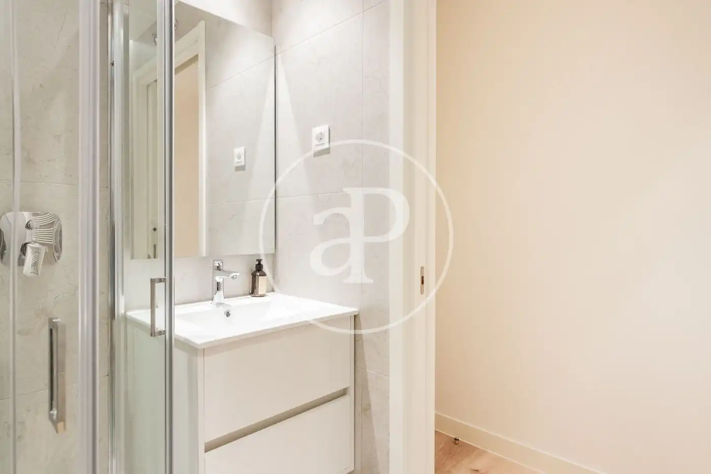 Bathroom of Flat for rent in Madrid  with Air Conditioner, Heating and Storage room