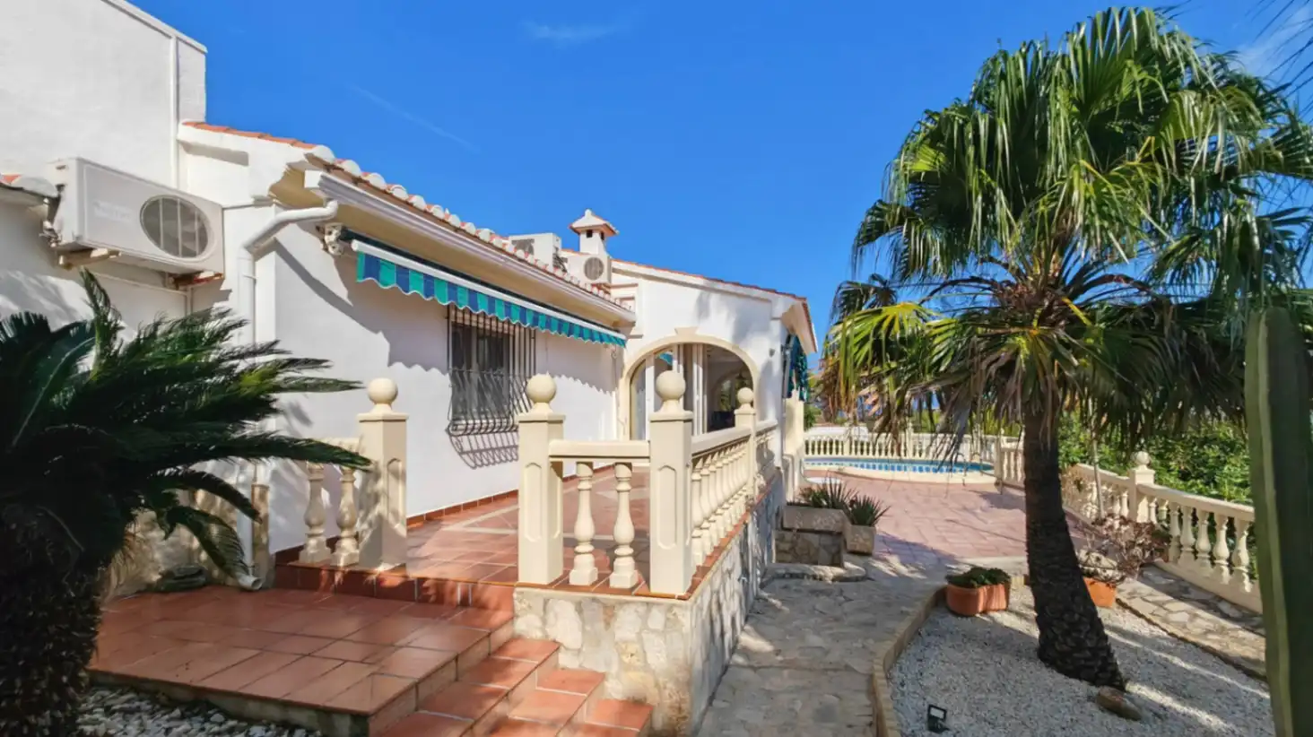 Vista exterior de Casa o xalet en venda en Dénia amb Aire condicionat, Calefacció i Jardí privat