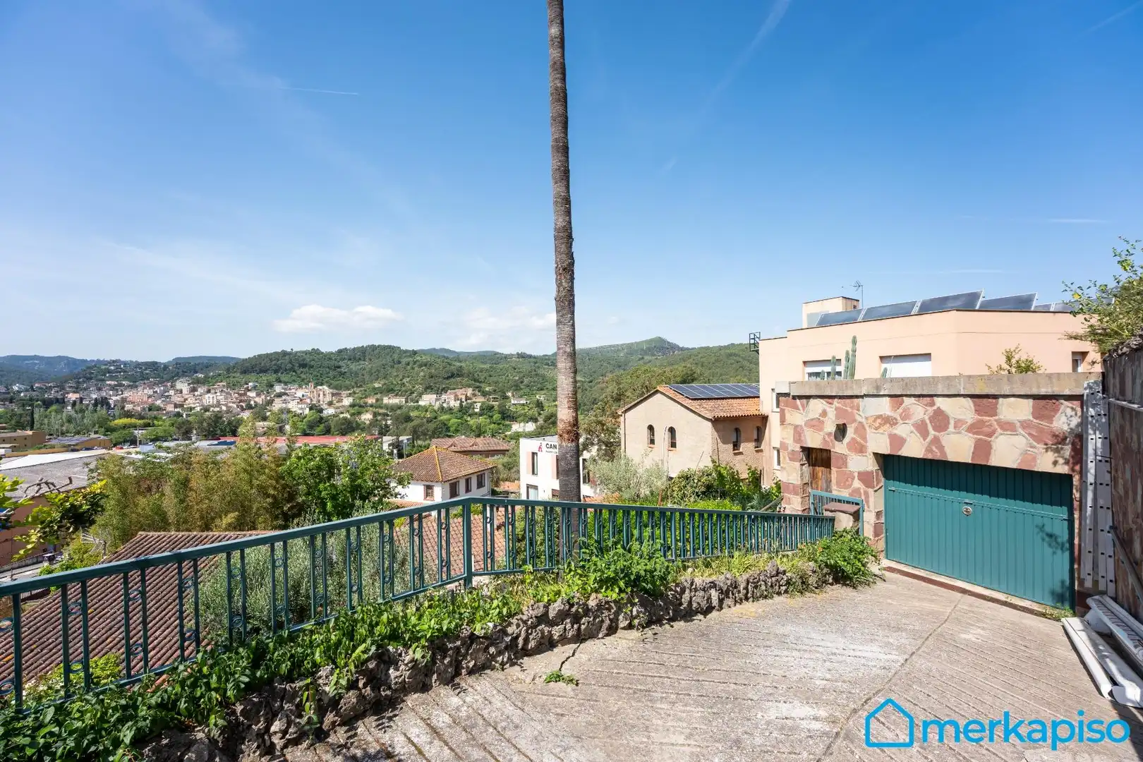 Vista exterior de Finca rústica en venda en Torrelles de Llobregat amb Terrassa