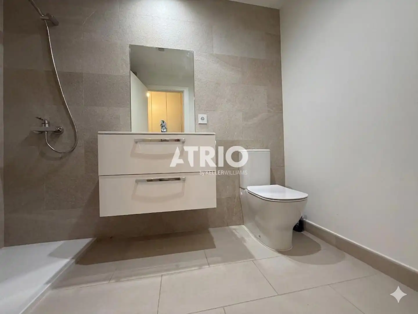 Baño de Piso en venta en  Palma de Mallorca con Aire acondicionado, Terraza y Piscina