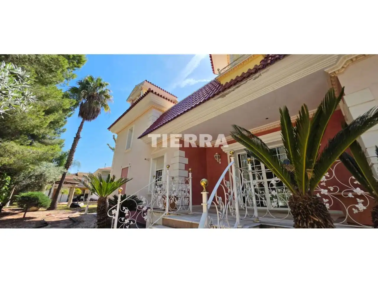 Chalet con piscina en venta en Calle los lirios, imagen 4