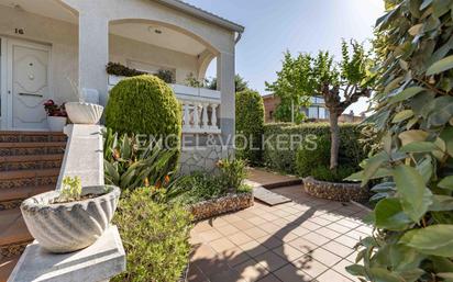 Vista exterior de Casa adosada en venda en Martorell amb Aire condicionat, Calefacció i Jardí privat