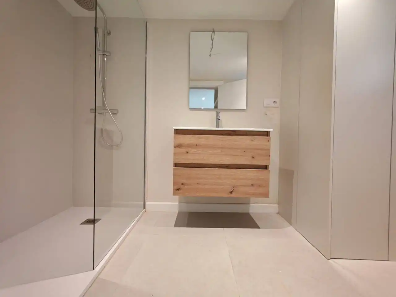 Baño de Piso de alquiler en Albons con Aire acondicionado, Terraza y Balcón