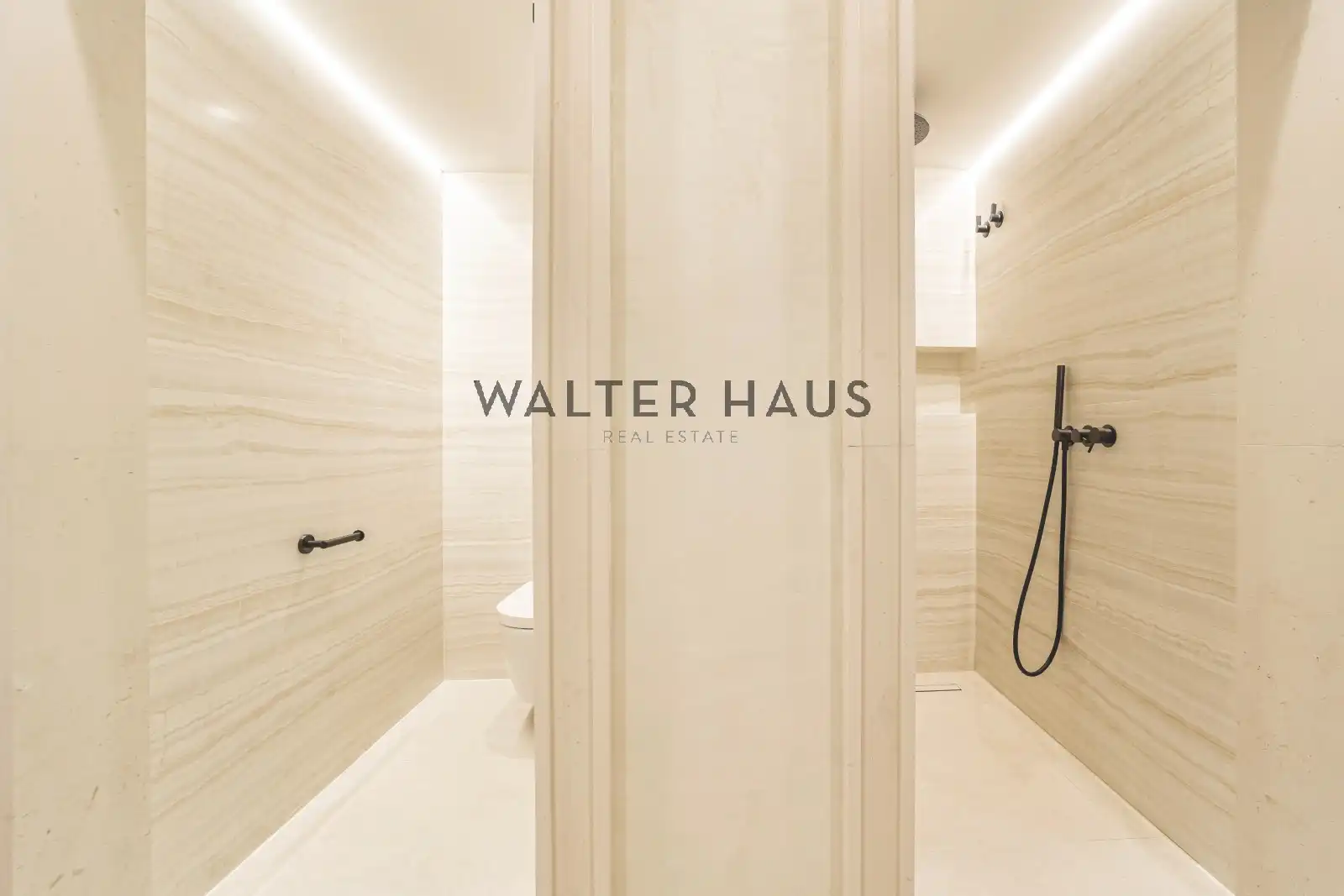 Bathroom of Flat for sale in Madrid  with Air Conditioner, Heating and Oven
