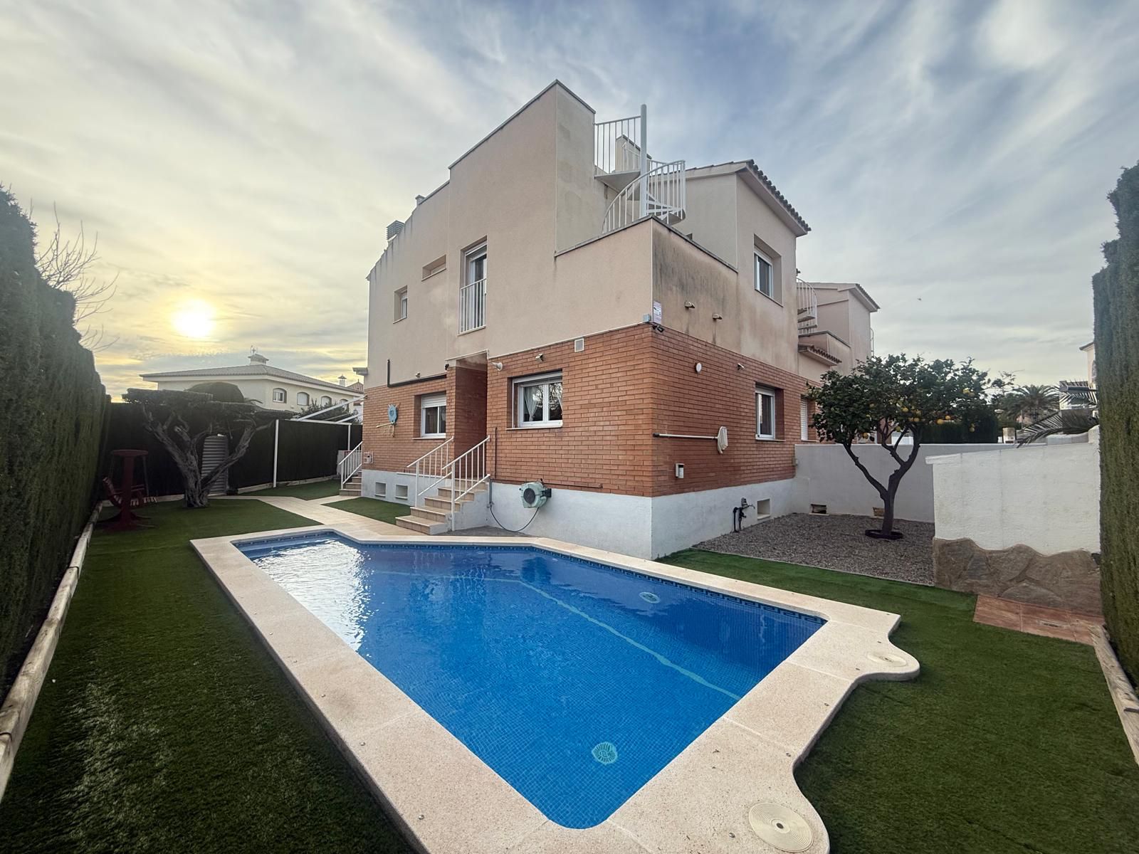 Vista exterior de Casa o xalet en venda en Mont-roig del Camp amb Aire condicionat, Jardí privat i Terrassa