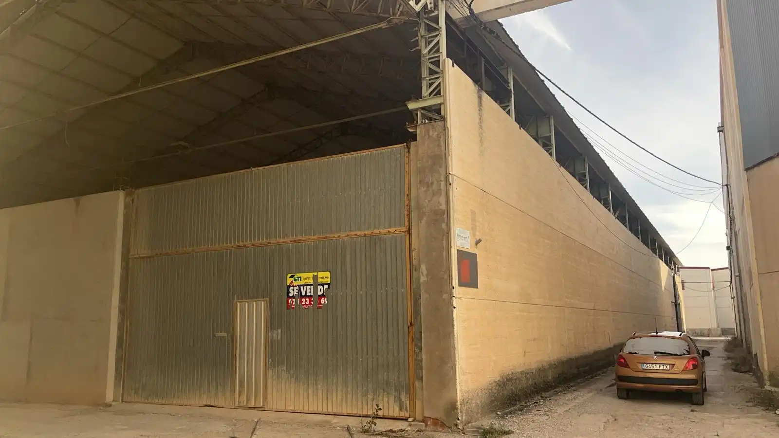 Außenansicht von Fabrikhallen zum Verkauf in Alcañiz