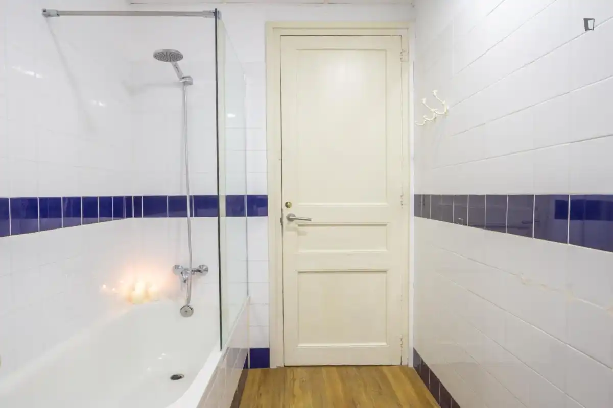 Bany de Apartament per a compartir en  Palma de Mallorca amb Moblat, Forn i Rentadora
